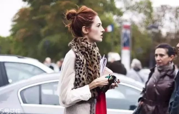 冬天圍圍巾怎樣扎頭發(fā) 冬天帶圍巾頭發(fā)這樣扎好看 冬天圍圍巾怎樣扎頭發(fā) 冬天帶圍巾頭發(fā)這樣扎好看