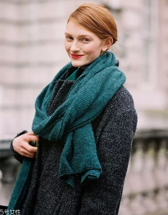 冬天圍圍巾怎樣扎頭發(fā) 冬天帶圍巾頭發(fā)這樣扎好看 冬天圍圍巾怎樣扎頭發(fā) 冬天帶圍巾頭發(fā)這樣扎好看
