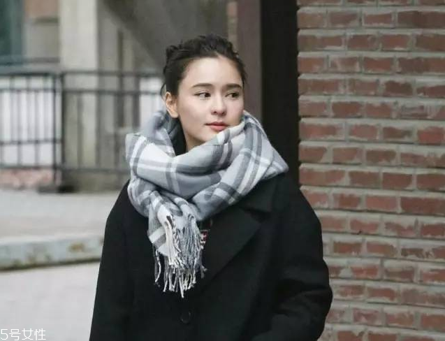 冬天圍圍巾怎樣扎頭發(fā) 冬天帶圍巾頭發(fā)這樣扎好看 冬天圍圍巾怎樣扎頭發(fā) 冬天帶圍巾頭發(fā)這樣扎好看