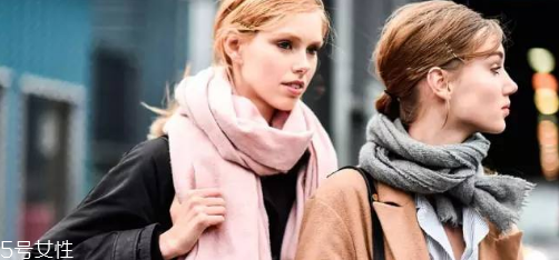 冬天圍圍巾怎樣扎頭發(fā) 冬天帶圍巾頭發(fā)這樣扎好看 冬天圍圍巾怎樣扎頭發(fā) 冬天帶圍巾頭發(fā)這樣扎好看