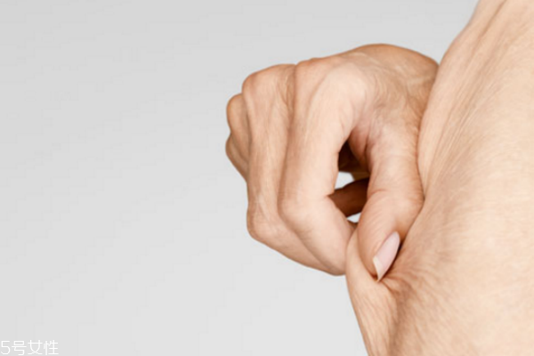 皮膚松弛，你應(yīng)該為肌膚補(bǔ)充營養(yǎng)