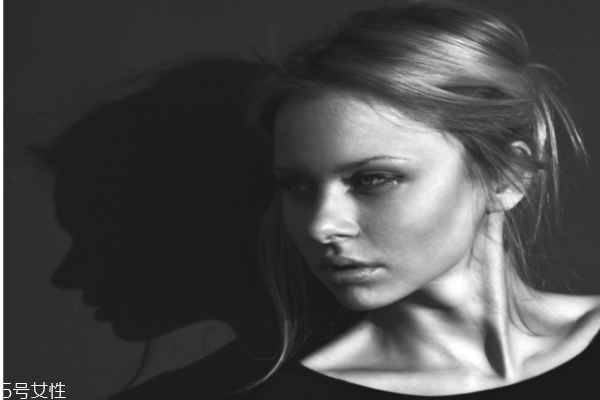 初學(xué)化妝的正確順序步驟 新手化妝誤區(qū)千萬要注意 初學(xué)化妝的正確順序步驟 新手化妝誤區(qū)千萬要注意