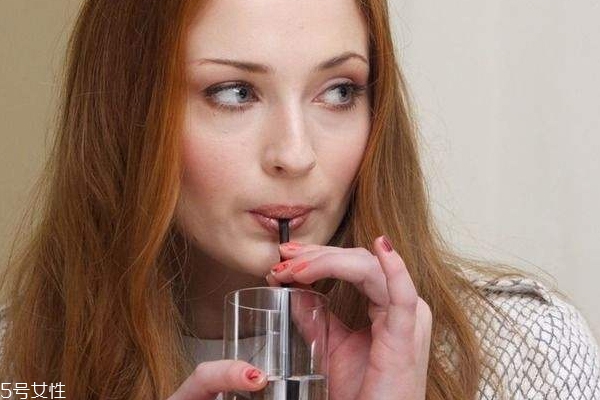用吸管喝水好不好 產(chǎn)生八字紋 用吸管喝水好不好 產(chǎn)生八字紋