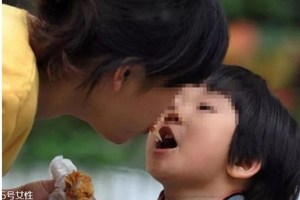 兒童親吻病毒的癥狀 不要和感冒弄混了 兒童親吻病毒的癥狀 不要和感冒弄混了