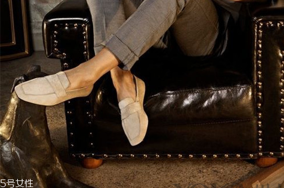 樂(lè)福鞋怎么搭配衣服 3種樂(lè)福鞋搭配指南 樂(lè)福鞋怎么搭配衣服 3種樂(lè)福鞋搭配指南