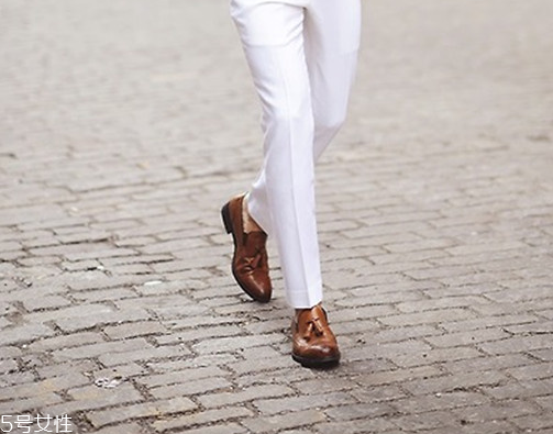 樂(lè)福鞋怎么搭配衣服 3種樂(lè)福鞋搭配指南 樂(lè)福鞋怎么搭配衣服 3種樂(lè)福鞋搭配指南