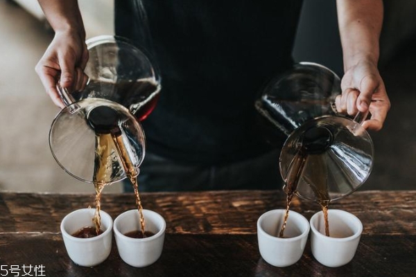 美式咖啡機(jī)和意式咖啡機(jī)的區(qū)別 前者適合入門和家庭用