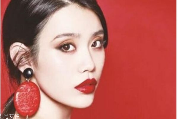 正紅色口紅是什么顏色 正紅色口紅搭配眼影 正紅色口紅是什么顏色 正紅色口紅搭配眼影