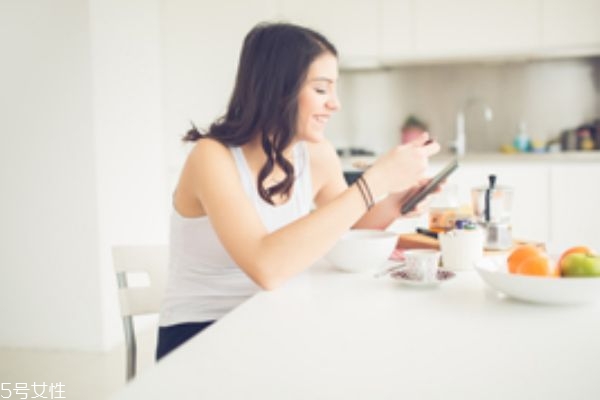 紅糖水可以緩解痛經(jīng)嗎 喝了那么久的紅糖水竟是白喝嗎 紅糖水可以緩解痛經(jīng)嗎 喝了那么久的紅糖水竟是白喝嗎