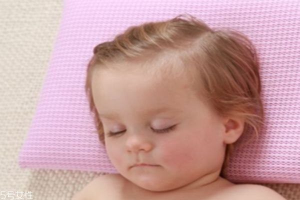寶寶什么時候用枕頭 如何挑選寶寶用的枕頭 寶寶什么時候用枕頭 如何挑選寶寶用的枕頭