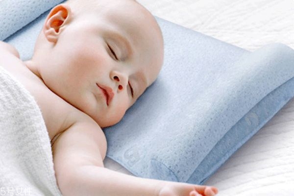 寶寶什么時候用枕頭 如何挑選寶寶用的枕頭 寶寶什么時候用枕頭 如何挑選寶寶用的枕頭