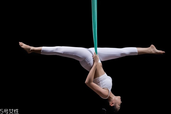 空中瑜伽可以減肥嗎 看似靜止實則大爆汗 空中瑜伽可以減肥嗎 看似靜止實則大爆汗