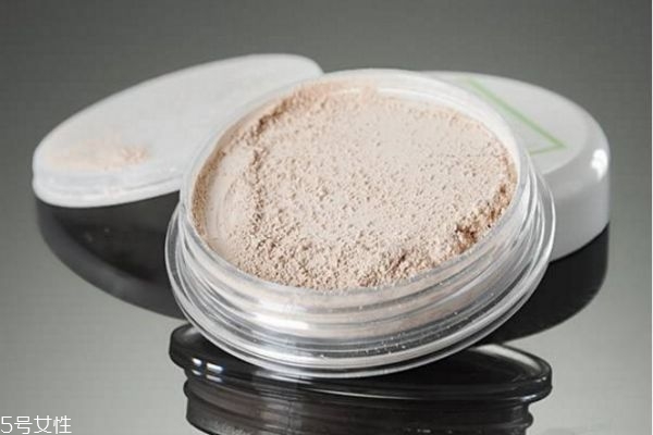 皮膚黃應(yīng)該用什么蜜粉 如何根據(jù)膚色挑選蜜粉顏色 皮膚黃應(yīng)該用什么蜜粉 如何根據(jù)膚色挑選蜜粉顏色