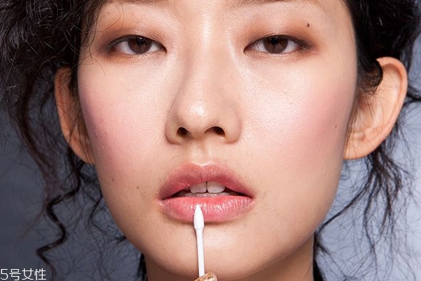 痘痘肌浮粉怎么辦 痘痘肌3個補(bǔ)妝小秘訣