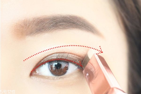 蘭芝雙色眼影怎么用 雙色眼影的畫法步驟圖 蘭芝雙色眼影怎么用 雙色眼影的畫法步驟圖