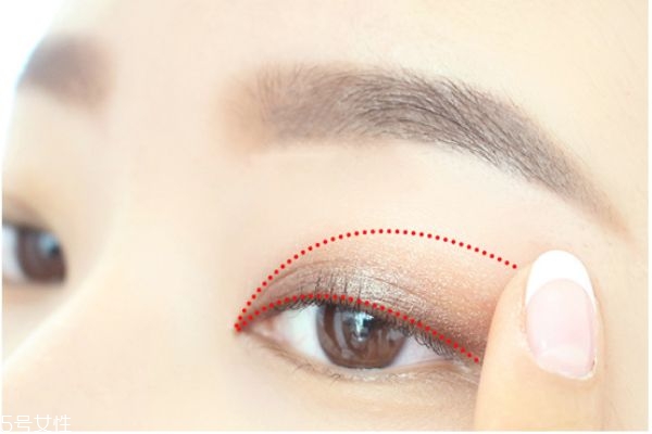 蘭芝雙色眼影怎么用 雙色眼影的畫法步驟圖 蘭芝雙色眼影怎么用 雙色眼影的畫法步驟圖