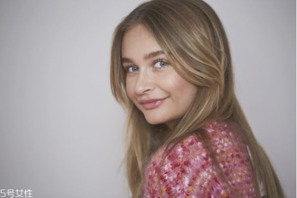 圓臉?lè)侥樔t要怎么打 這樣打腮紅可以修飾臉型