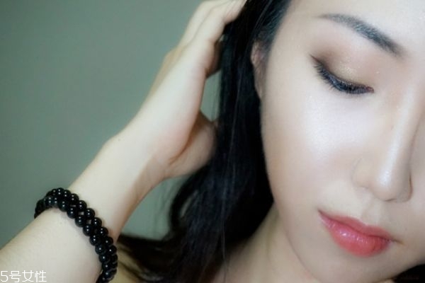 藍(lán)色眼影怎么畫(huà)好看 藍(lán)色眼影的畫(huà)法步驟圖