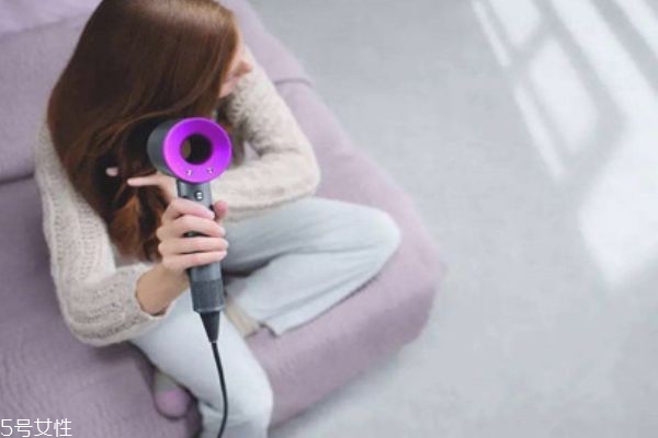 經(jīng)常用吹風(fēng)機吹頭發(fā)好嗎 會傷頭發(fā)嗎