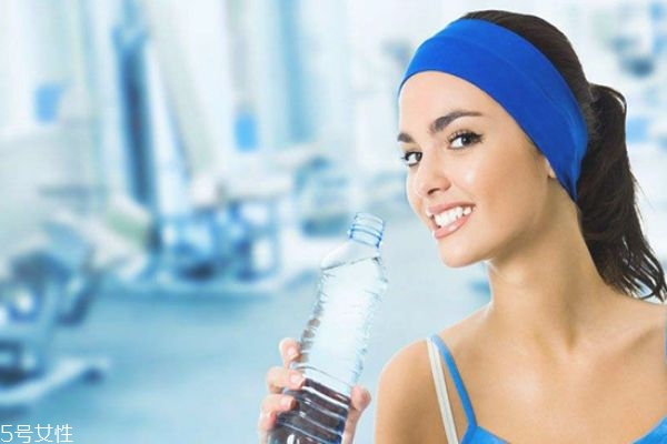 冬天皮膚像蛇皮一樣是怎么回事 冬天皮膚像蛇皮的原因 冬天皮膚像蛇皮一樣是怎么回事 冬天皮膚像蛇皮的原因