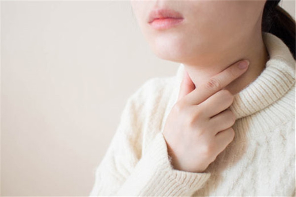 喉嚨總感覺有東西堵著怎么回事 醫(yī)師教5招護(hù)喉
