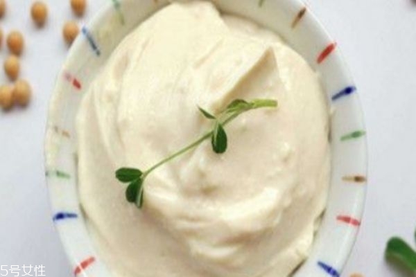 沙拉醬和蛋黃醬的區(qū)別 別再分不清啦 沙拉醬和蛋黃醬的區(qū)別 別再分不清啦