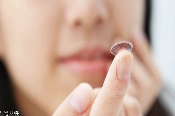 隱形眼鏡可以用自來(lái)水泡嗎 戴隱形眼鏡的注意事項(xiàng)