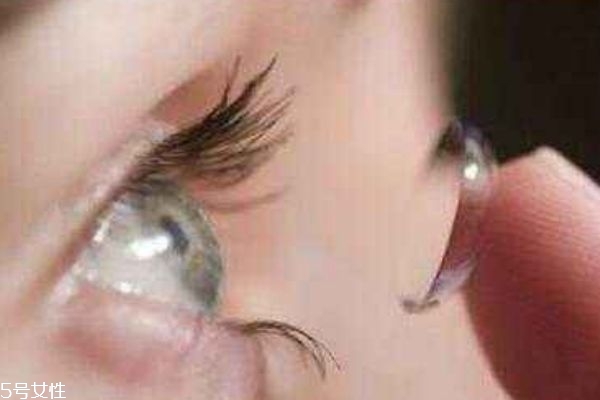 隱形眼鏡可以用自來(lái)水泡嗎 戴隱形眼鏡的注意事項(xiàng)