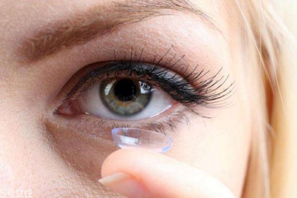 隱形眼鏡裂了一個(gè)小口能不能戴 堅(jiān)決不能戴