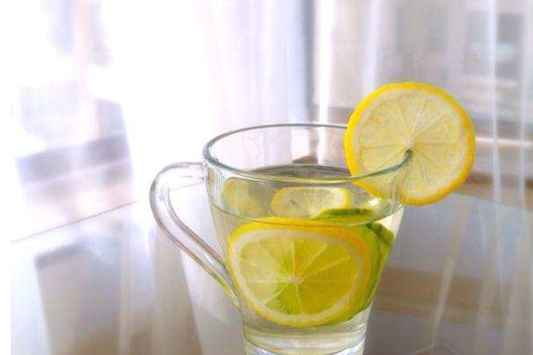 檸檬水抗疲勞 蜂蜜水消脹氣 檸檬水抗疲勞 蜂蜜水消脹氣