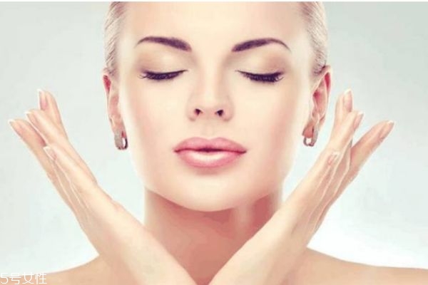化妝水在什么時候用 化妝水的使用小知識