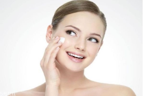 質地黏稠的化妝水補水效果更好嗎 關于化妝水的那些事