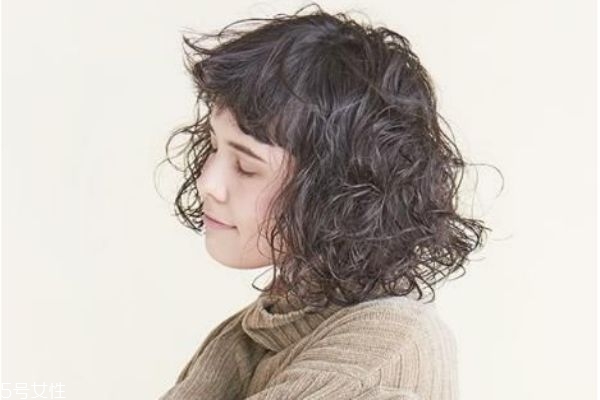 泡面卷發(fā)型怎么弄 自然泡面頭發(fā)型圖片 泡面卷發(fā)型怎么弄 自然泡面頭發(fā)型圖片