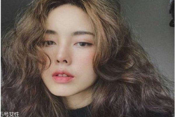 泡面卷發(fā)型怎么弄 自然泡面頭發(fā)型圖片 泡面卷發(fā)型怎么弄 自然泡面頭發(fā)型圖片