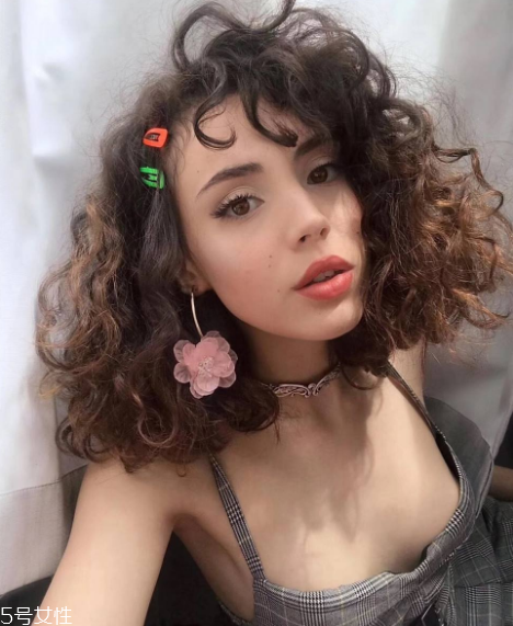 泡面卷發(fā)型怎么弄 自然泡面頭發(fā)型圖片 泡面卷發(fā)型怎么弄 自然泡面頭發(fā)型圖片