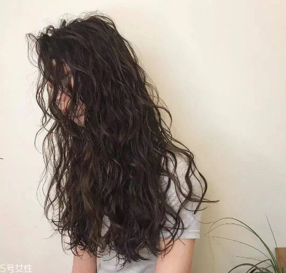 泡面卷發(fā)型怎么弄 自然泡面頭發(fā)型圖片 泡面卷發(fā)型怎么弄 自然泡面頭發(fā)型圖片