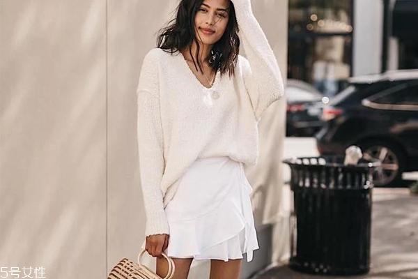 女士v領(lǐng)毛衣怎么搭配好看 3種穿法誰穿誰潮 女士v領(lǐng)毛衣怎么搭配好看 3種穿法誰穿誰潮