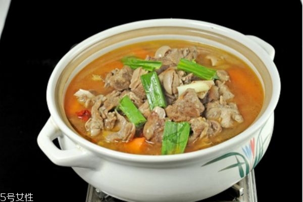 冬季吃羊肉火鍋的營養(yǎng)價(jià)值好處和做法 冬季吃羊肉火鍋的營養(yǎng)價(jià)值好處和做法