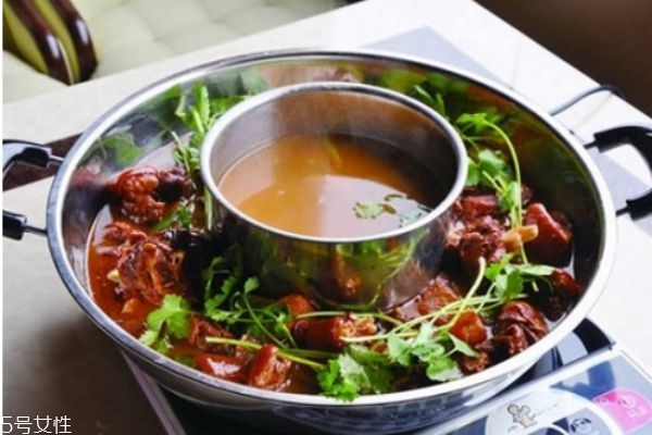 冬季吃羊肉火鍋的營養(yǎng)價(jià)值好處和做法 冬季吃羊肉火鍋的營養(yǎng)價(jià)值好處和做法