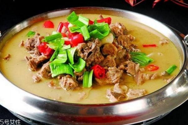 冬季吃羊肉火鍋的營養(yǎng)價(jià)值好處和做法 冬季吃羊肉火鍋的營養(yǎng)價(jià)值好處和做法