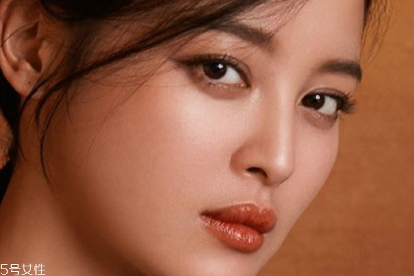 化妝臉干卡粉怎么辦 需要二次保濕 化妝臉干卡粉怎么辦 需要二次保濕