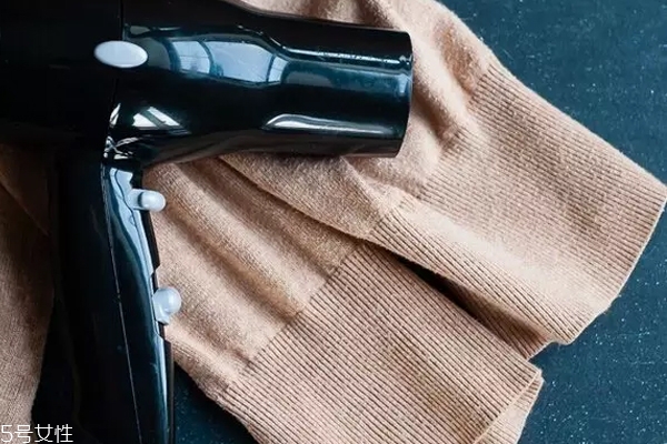 毛衣起球用什么處理 百潔布擦一擦就好 毛衣起球用什么處理 百潔布擦一擦就好