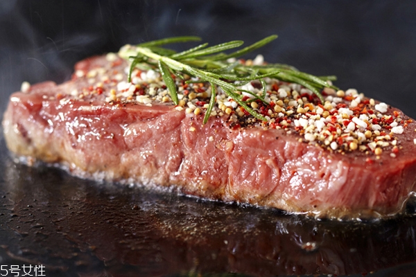 菲力牛排是牛的哪個(gè)部位 肋骨里的里脊肉 菲力牛排是牛的哪個(gè)部位 肋骨里的里脊肉