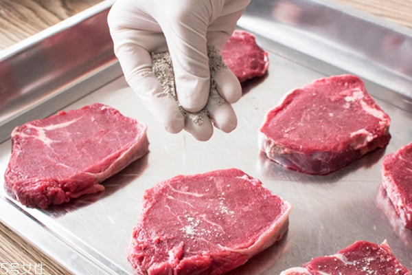 菲力牛排是牛的哪個(gè)部位 肋骨里的里脊肉 菲力牛排是牛的哪個(gè)部位 肋骨里的里脊肉