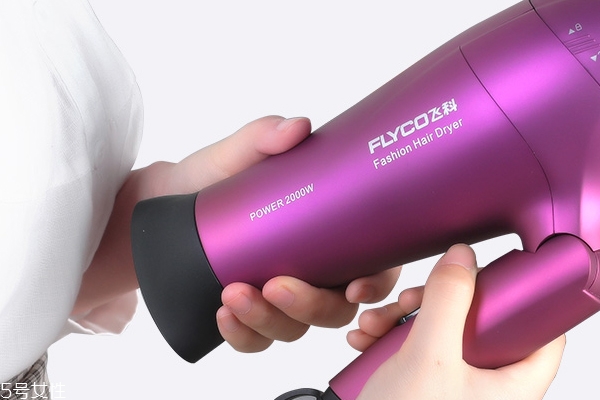 吹風機吹胃治打嗝嗎?打嗝怎么辦怎么止嗝