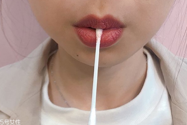如何防止口紅沾牙齒 避免唇膏沾牙3個小技巧 如何防止口紅沾牙齒 避免唇膏沾牙3個小技巧