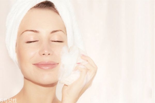 泡沫潔面乳怎么用 潔面泡沫正確使用方法 泡沫潔面乳怎么用 潔面泡沫正確使用方法