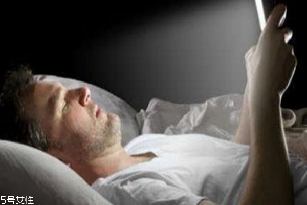 晚上玩手機(jī)開燈好還是不開燈好 你用對(duì)了嗎