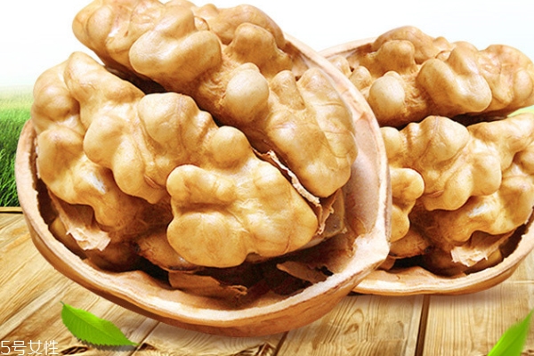 核桃顏色發(fā)黑怎么回事 劣質(zhì)核桃或者陳年核桃 核桃顏色發(fā)黑怎么回事 劣質(zhì)核桃或者陳年核桃