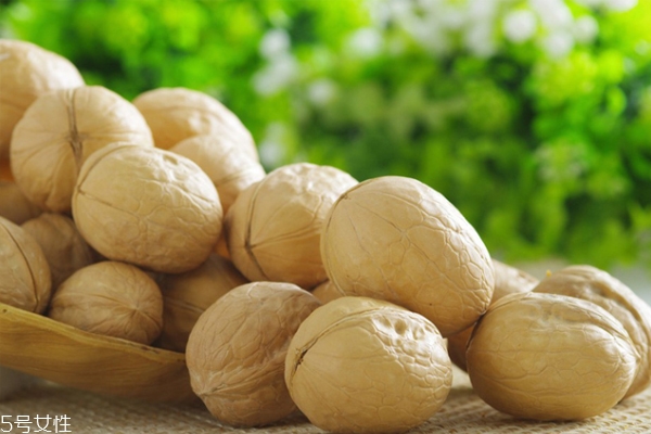 核桃顏色發(fā)黑怎么回事 劣質(zhì)核桃或者陳年核桃 核桃顏色發(fā)黑怎么回事 劣質(zhì)核桃或者陳年核桃